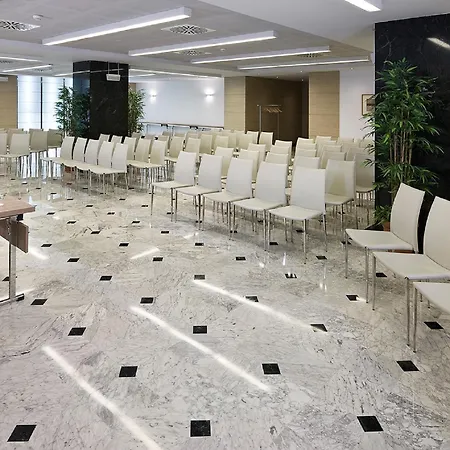 إن إتش كوليكشن مدريد يورو بيلدينغ