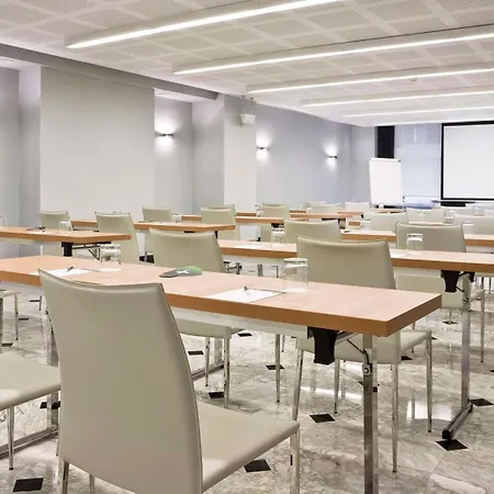 إن إتش كوليكشن مدريد يورو بيلدينغ فندق 4*